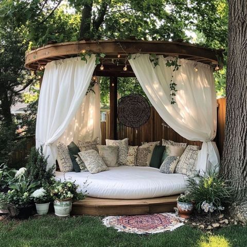 Explore Garden Daybed Concepts: An Overview of Outdoor Comfort, Design and Space Planning Explanation